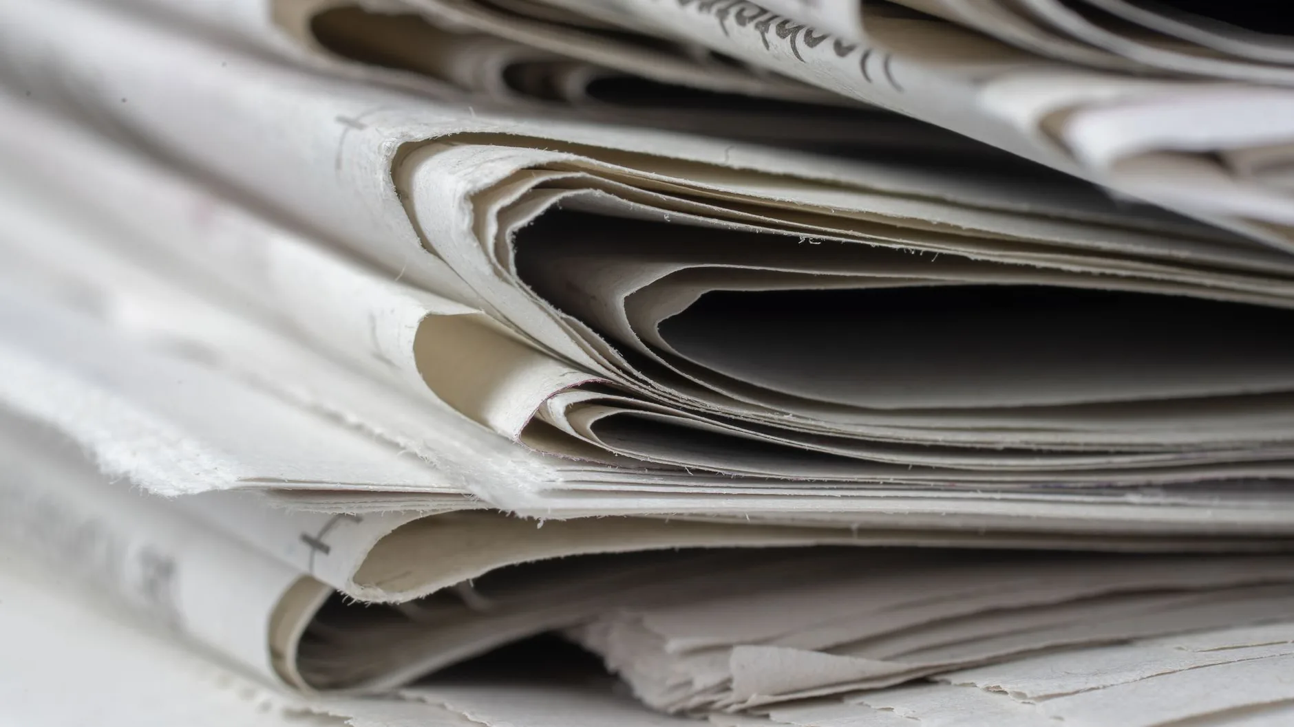 How to Keep Up With AI News Without Losing Days cover