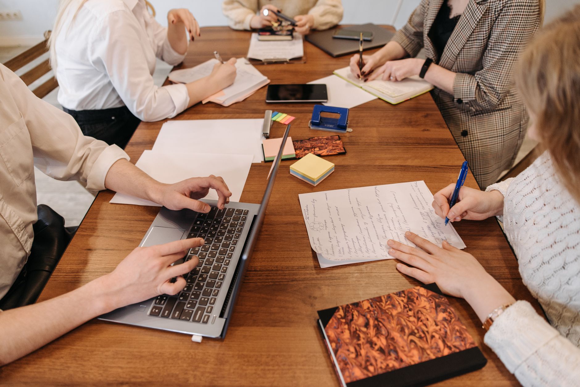How to Prompt AI to Summarize a Meeting Transcript cover