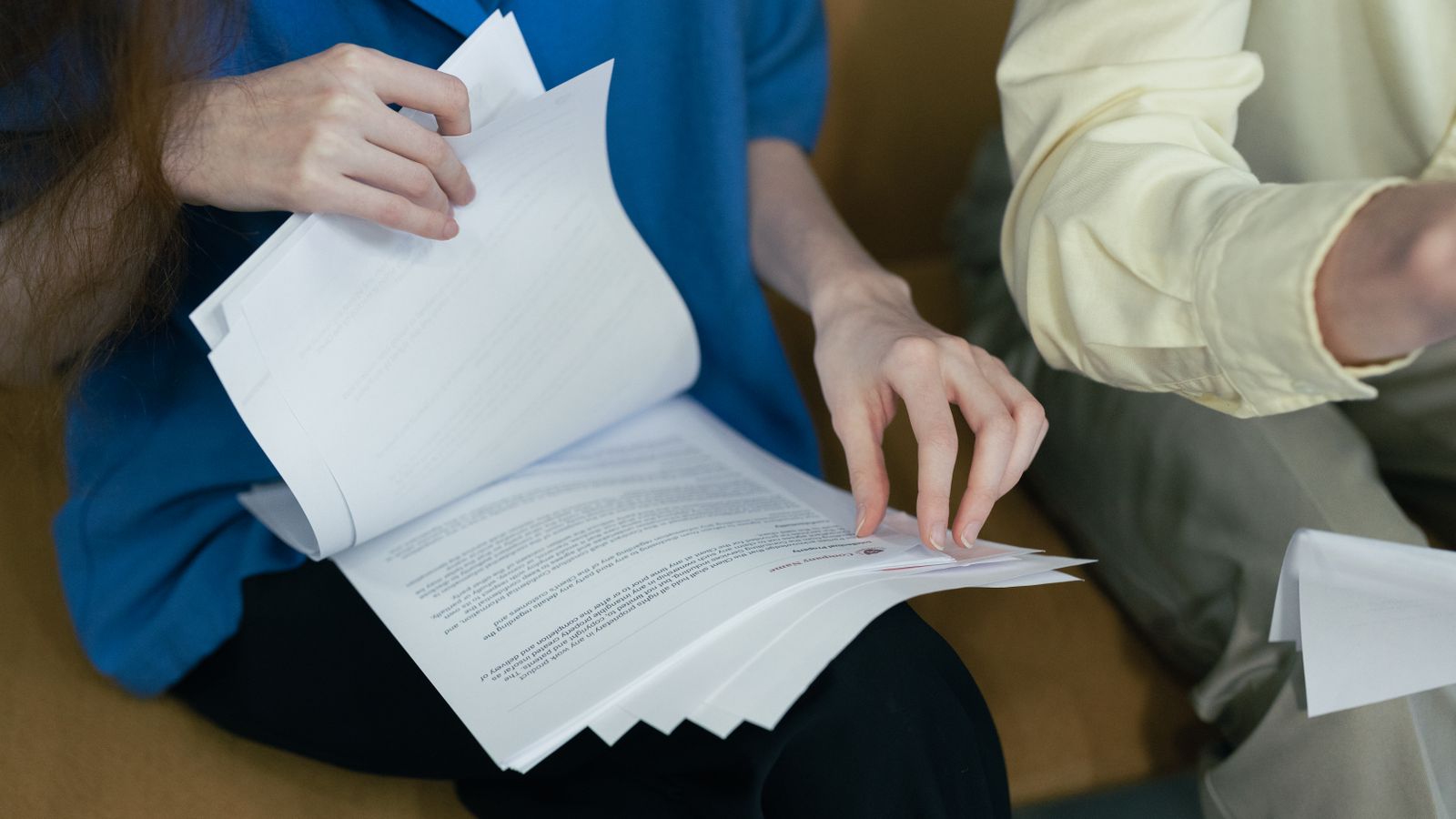 How to Prompt AI to Summarize a PDF Accurately cover