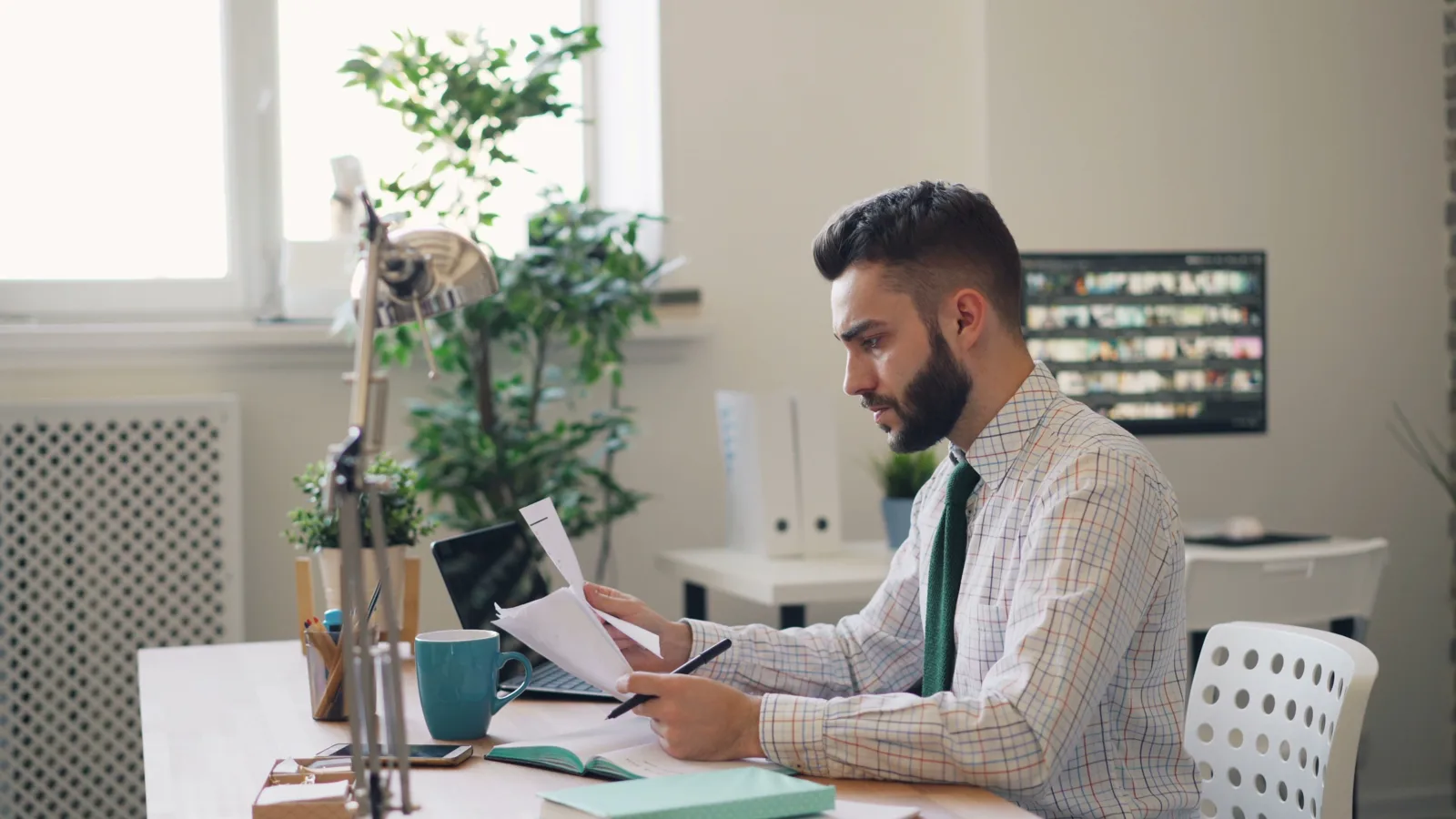 How to Prompt AI to Summarize Customer Feedback cover