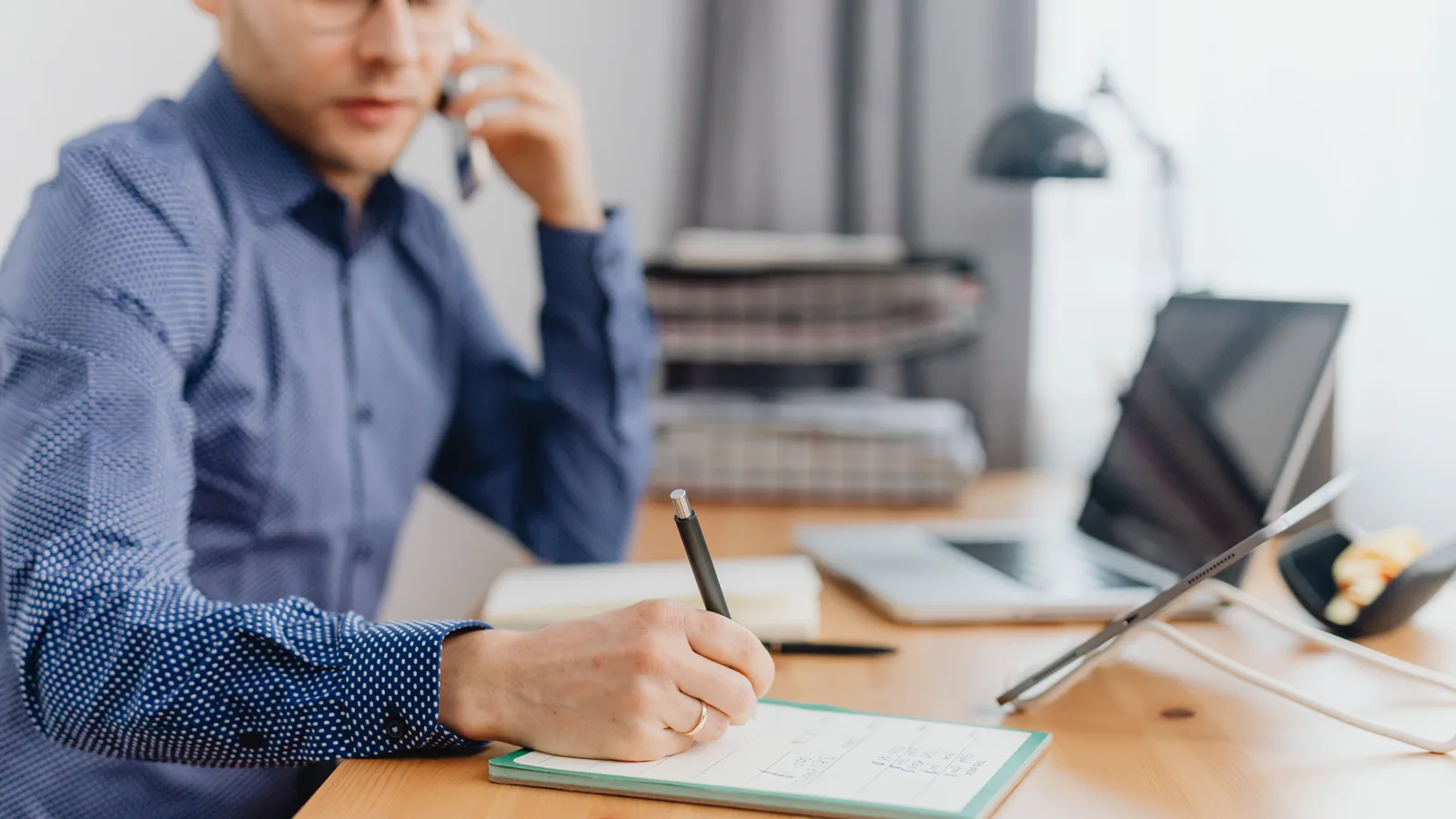 How to Prompt AI for a Sales Call Follow-Up Email cover