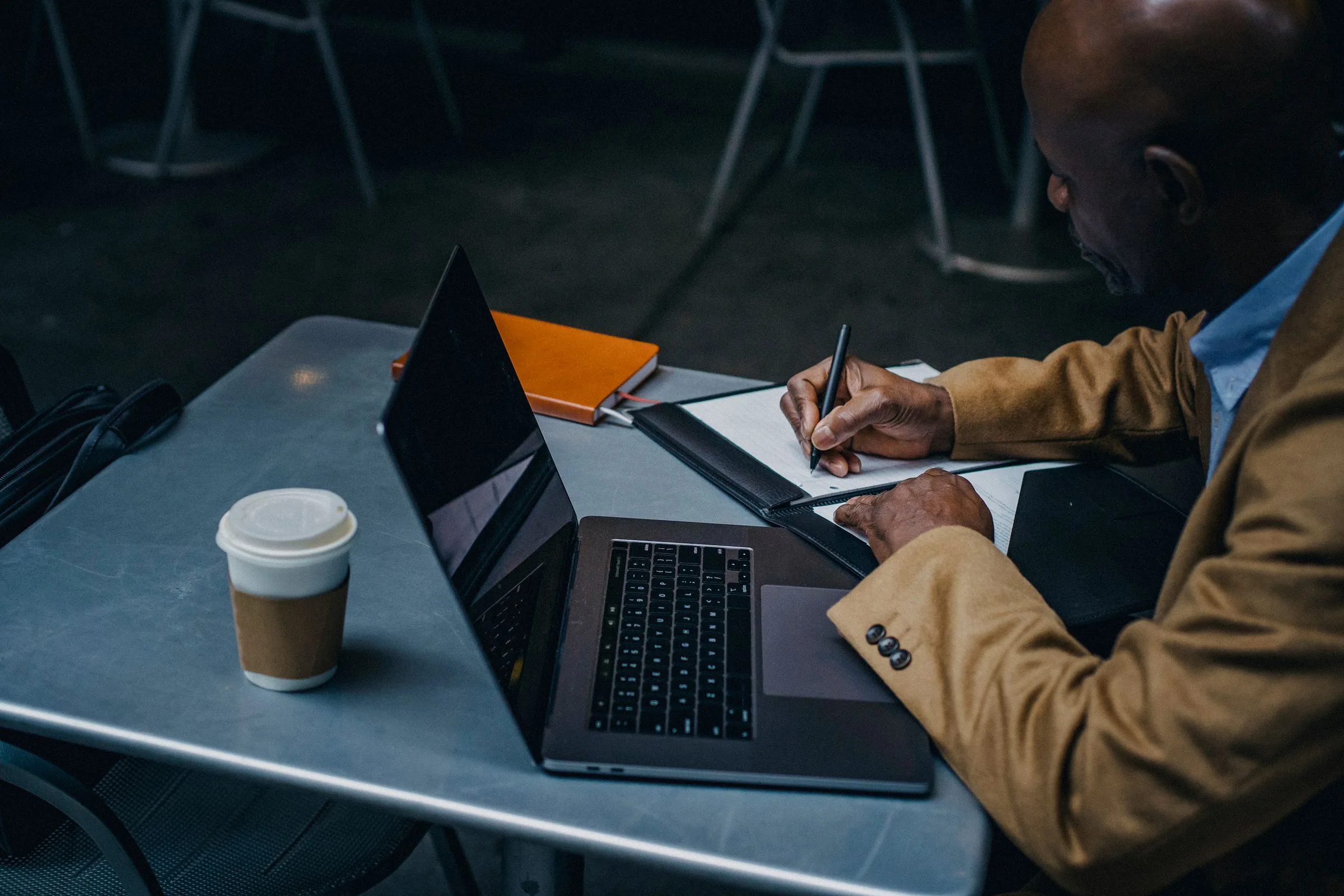 How to Prompt AI to Write a LinkedIn Post cover
