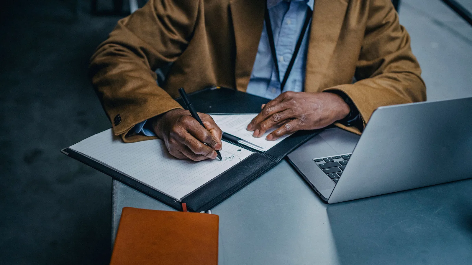 How to Prompt AI to Write a Performance Review cover