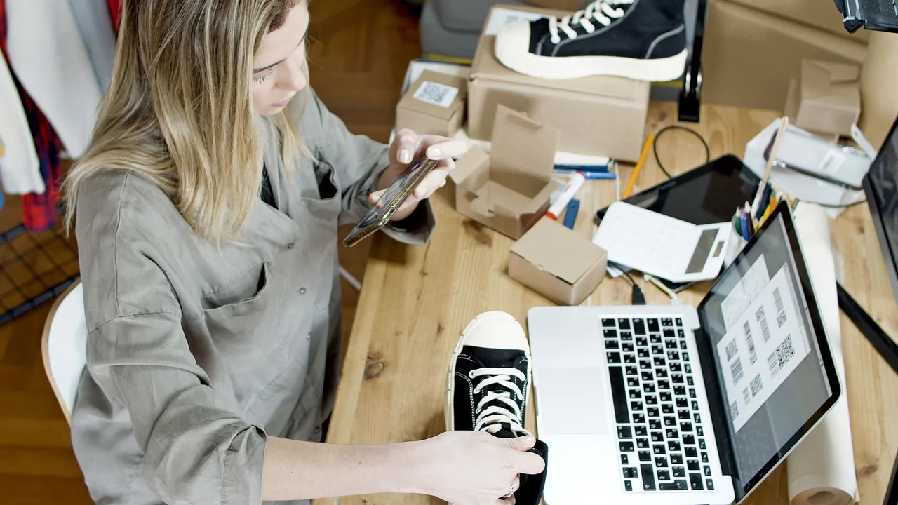 How to Prompt AI to Write a Product Description cover