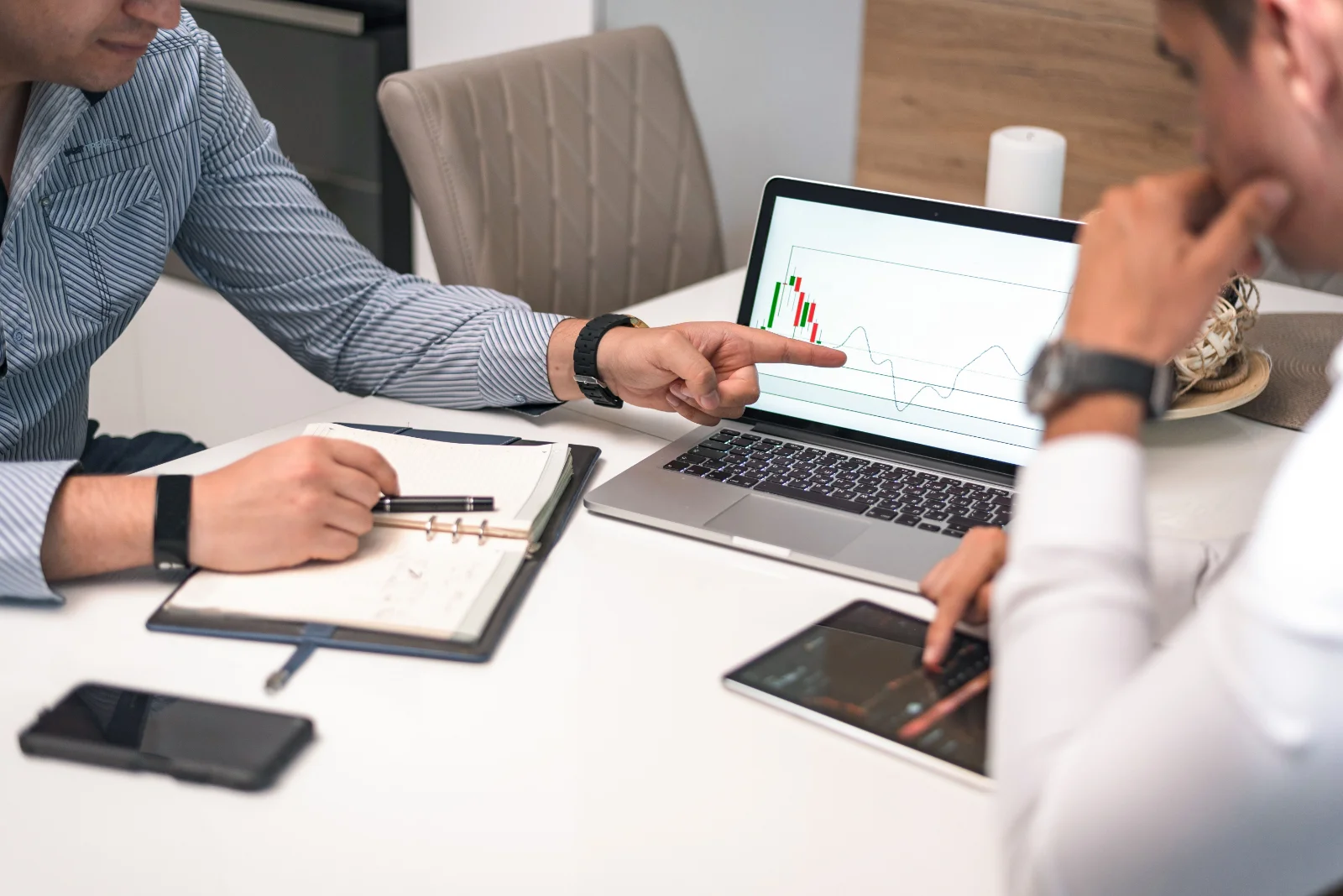How to Prompt AI to Write an Investor Update cover
