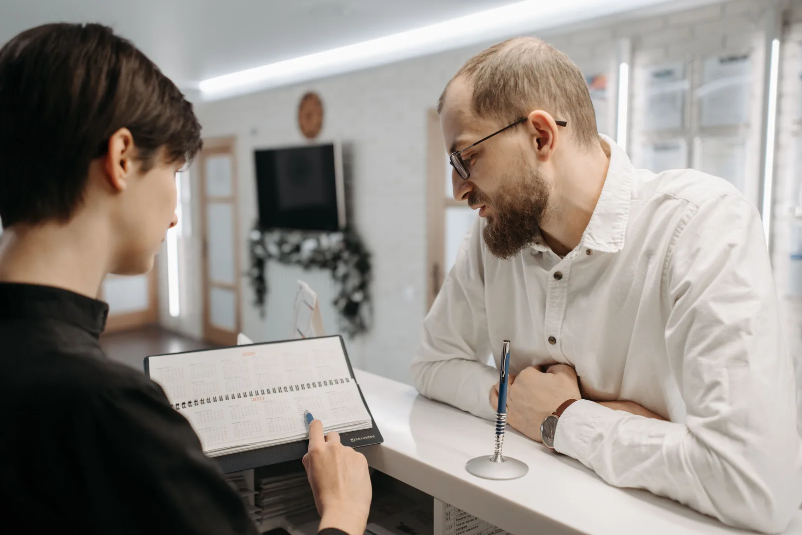 How to Use AI to Handle Overbooked Appointments cover