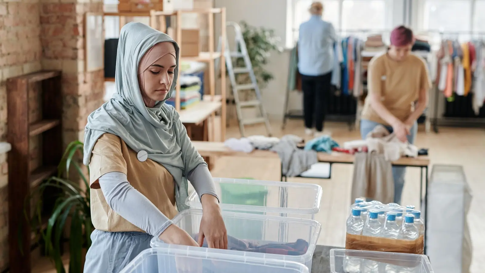 Plan Volunteer Shifts for a Nonprofit Event With AI cover