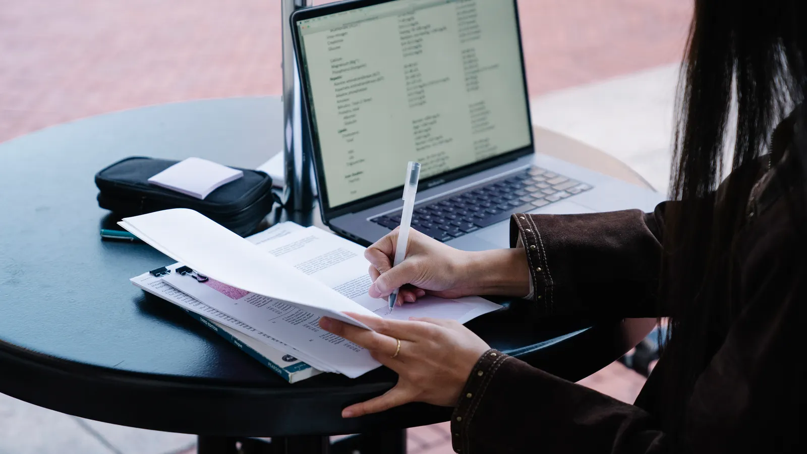 How to Use AI to Write Proposals for Freelance Clients cover