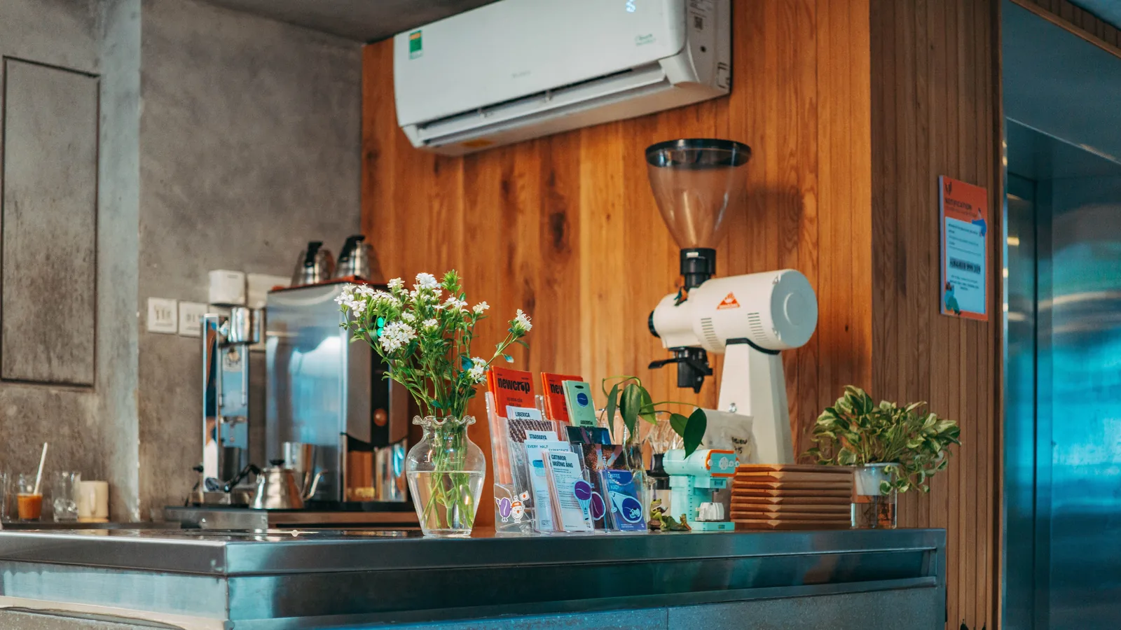 How to Win Back Lost Customers With AI cover