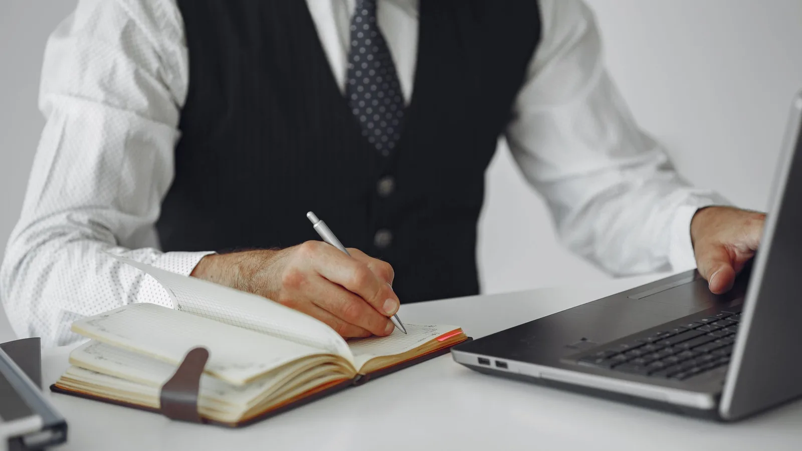 How to Write a Business Plan With AI cover