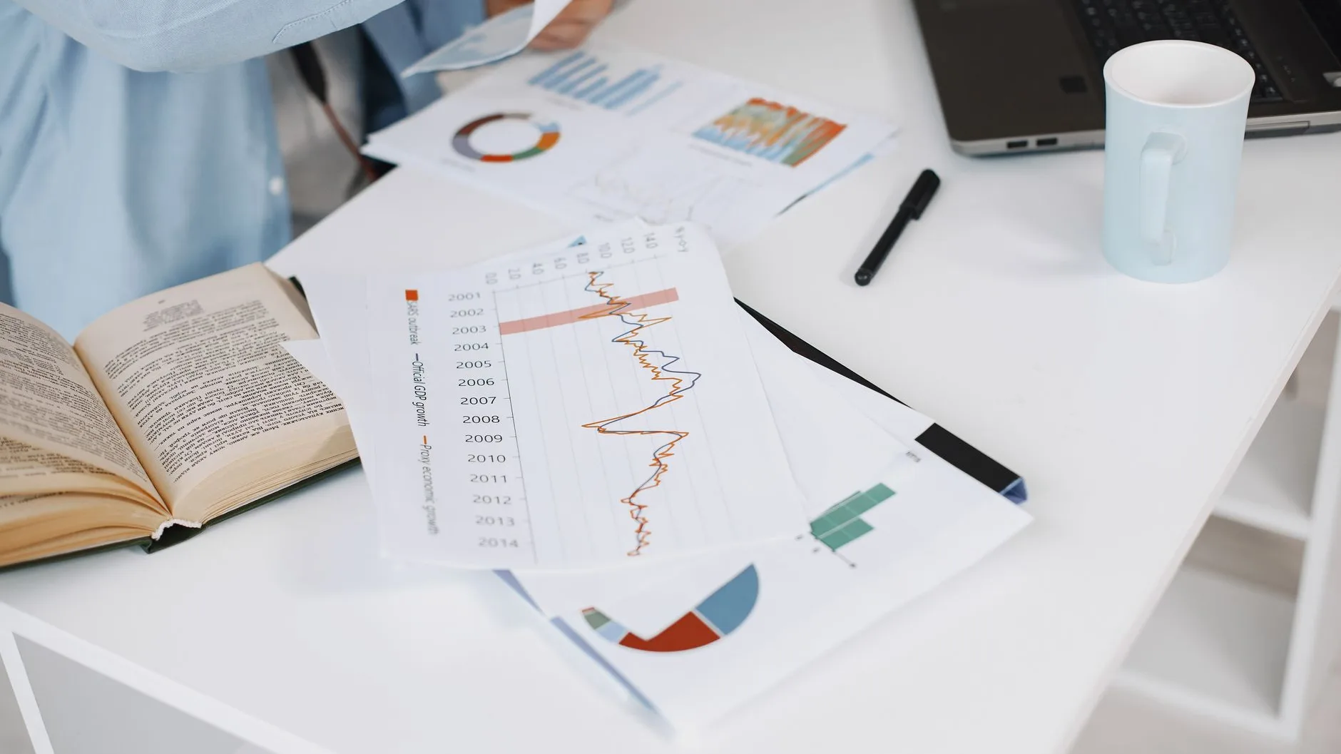 Is It Safe to Use AI for Investment Advice? cover