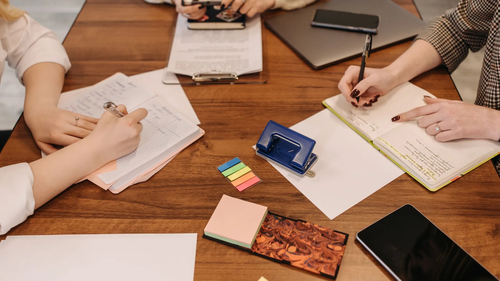 How to Prompt AI to Draft Meeting Minutes cover